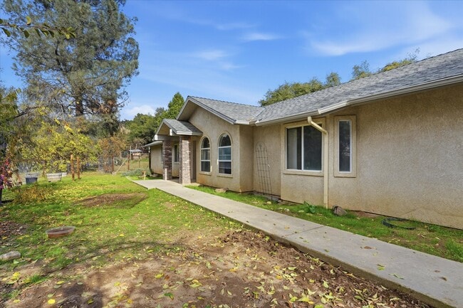 43379 Leach Rd in Ahwahnee, CA - Building Photo - Building Photo