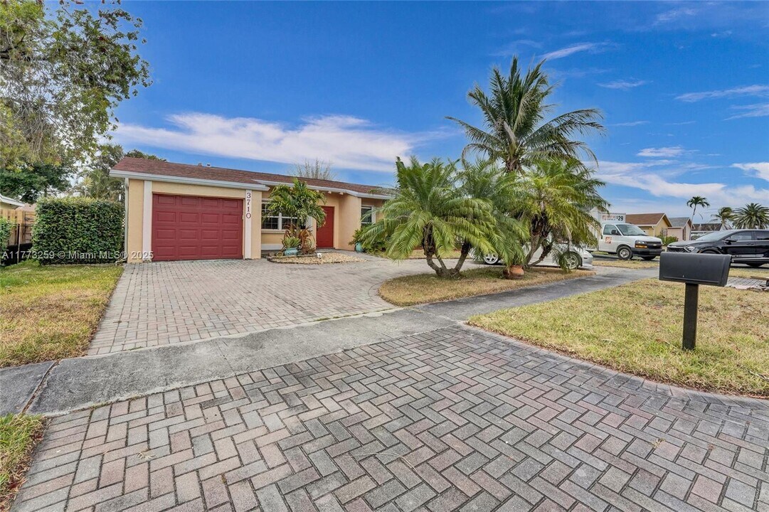 3710 NW 119th Ave in Sunrise, FL - Building Photo