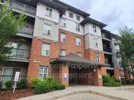 667 Watt Blvd SW in Edmonton, AB - Building Photo