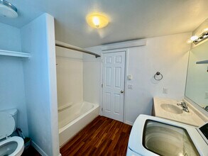 3438 WY-238 in Auburn, WY - Foto de edificio - Building Photo