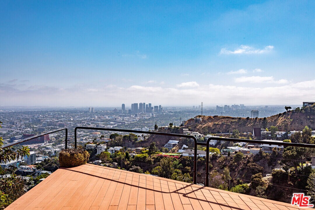 8424 Grand View Dr in Los Angeles, CA - Building Photo