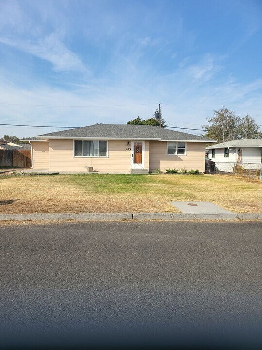 255 J St NE in Ephrata, WA - Building Photo