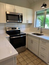 521 Pepeekeo St in Honolulu, HI - Building Photo - Building Photo