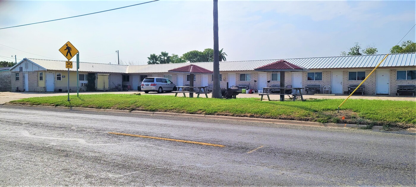 Sunset Inn in Rockport, TX - Building Photo