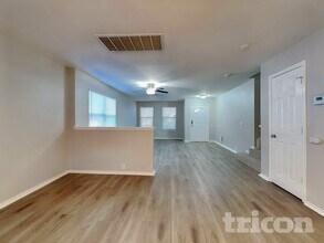 15819 Hastings Park in Selma, TX - Foto de edificio - Building Photo