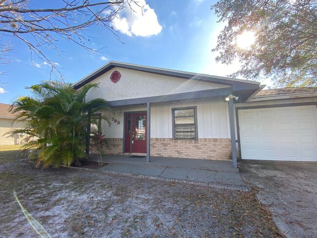 2/2 home with garage - tile on inside with in Kissimmee, FL - Building Photo - Building Photo