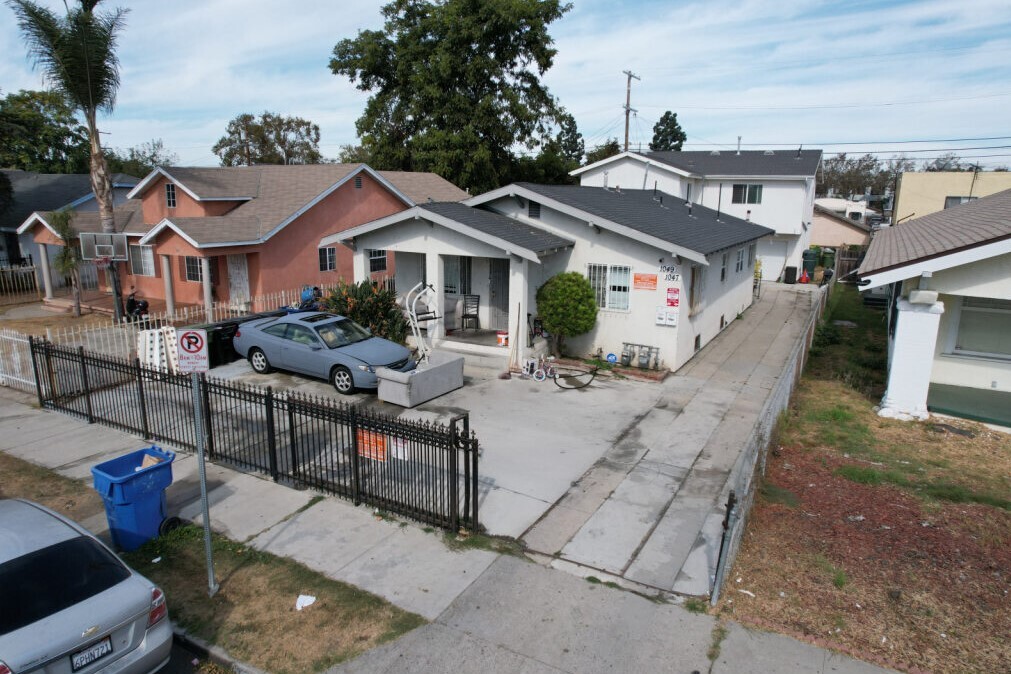 1049 W 61st St in Los Angeles, CA - Building Photo