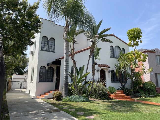 1213 S Ridgeley Dr, Unit 1213 S Ridgeley Dr in Los Angeles, CA - Foto de edificio - Building Photo