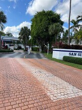 202 NE 211th Ter in Miami, FL - Foto de edificio - Building Photo