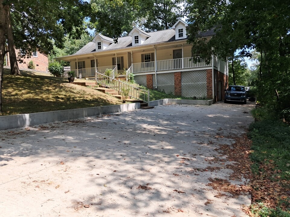 121 Oak Dr, Unit B in Dickson, TN - Building Photo