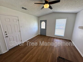 6845 S Creek Dr in Fort Worth, TX - Building Photo - Building Photo