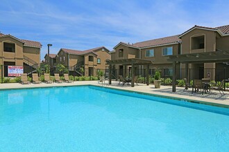 Greystone Apartments in Fresno, CA - Foto de edificio - Building Photo