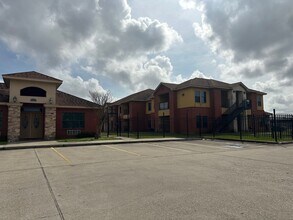 107 Oak Park Dr in Clute, TX - Foto de edificio - Building Photo