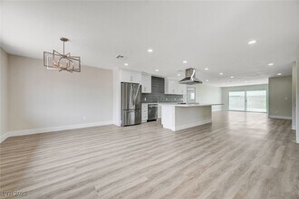 3164 E Desmond Ave in Las Vegas, NV - Building Photo - Building Photo