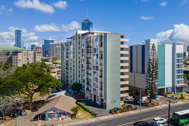 Ala Wai Manor in Honolulu, HI - Building Photo - Building Photo