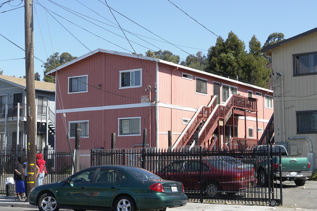 8290 MacArthur Blvd in Oakland, CA - Foto de edificio - Building Photo