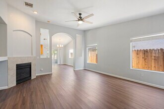 8277 Lake Willow Way in Elk Grove, CA - Building Photo - Building Photo