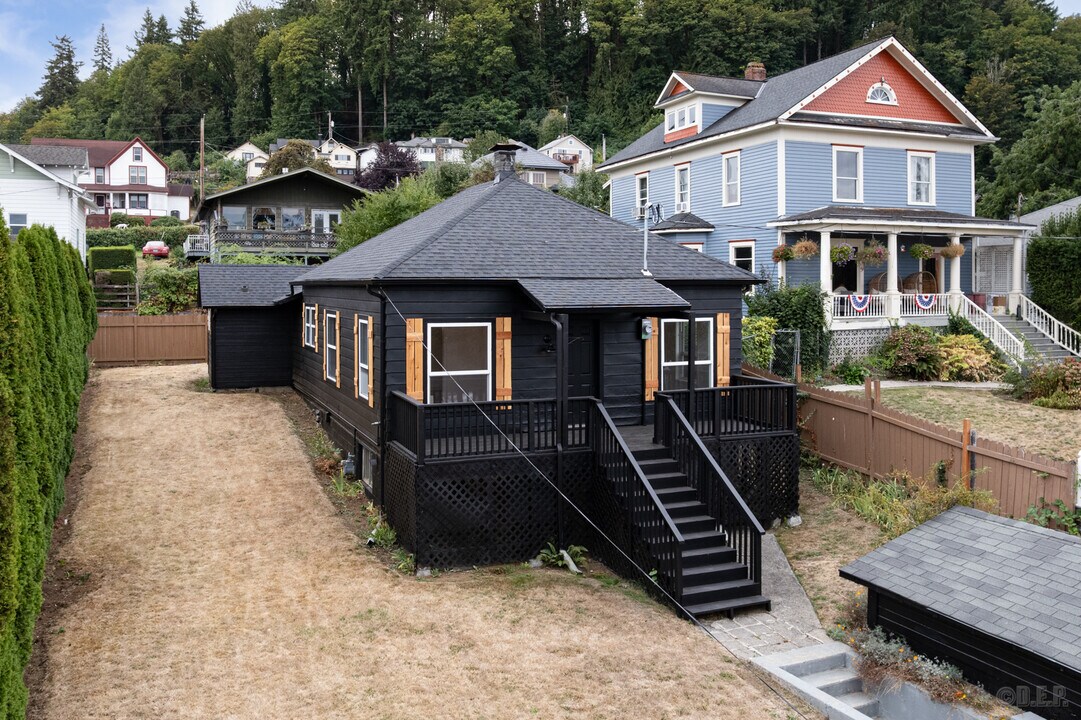 410 W C St in Rainier, OR - Building Photo