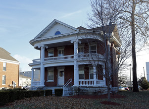 Walnut Apartments in Springfield, MO - Foto de edificio - Building Photo