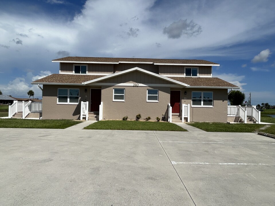 290 Boundary Blvd in Rotonda West, FL - Foto de edificio