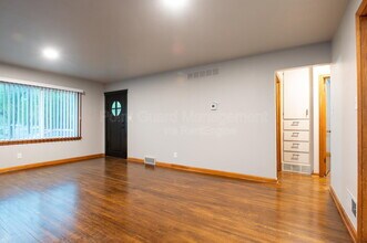 6102 E Oakwood Dr in Wichita, KS - Building Photo - Building Photo