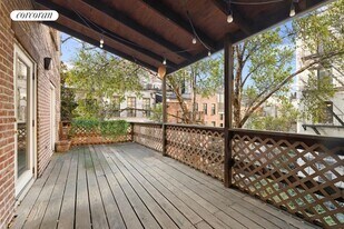 37 Bank St in New York, NY - Building Photo