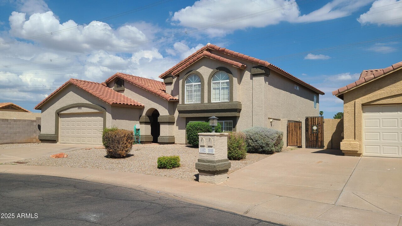 1002 E Hearne Way in Gilbert, AZ - Building Photo