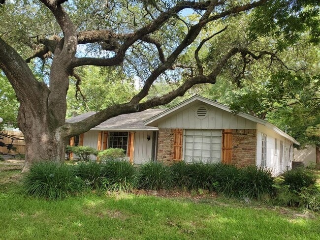 304 Forrest St in Baytown, TX - Building Photo - Building Photo