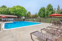 Building Photo - Greenhaven Oaks Apartamentos in Sacramento, California