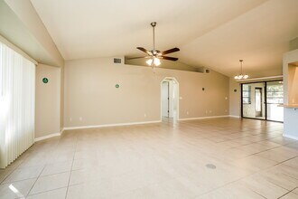 2126 SW 14th Ave in Cape Coral, FL - Foto de edificio - Building Photo