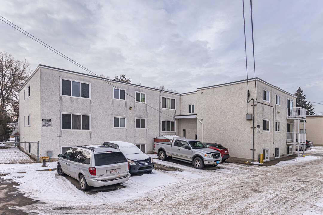 10520 69 Av NW in Edmonton, AB - Building Photo