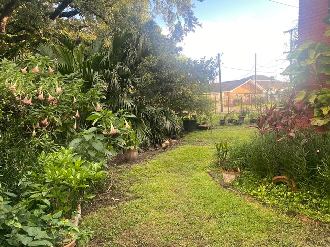 1808 Elysian Fields Ave, Unit 11 in New Orleans, LA - Foto de edificio - Building Photo