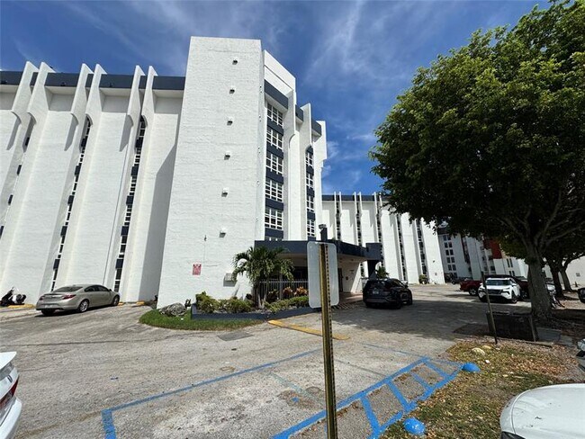 9688 Fontainebleau Blvd in Miami, FL - Building Photo - Building Photo