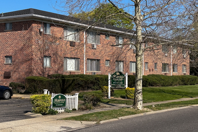 Fairfield Courtyard East at Bay Shore in Bay Shore, NY - Building Photo - Building Photo