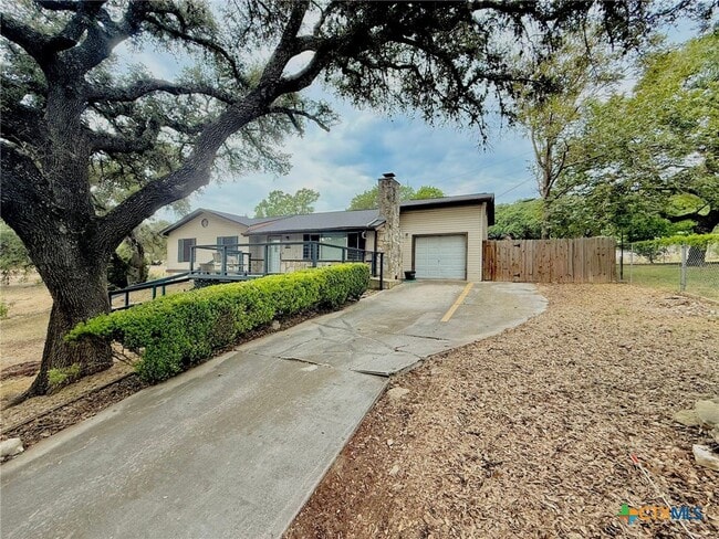 103 Crestview Dr in Canyon Lake, TX - Building Photo - Building Photo