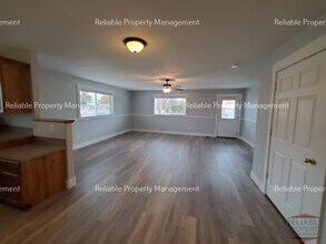 381 W 1st S in Rexburg, ID - Foto de edificio - Building Photo