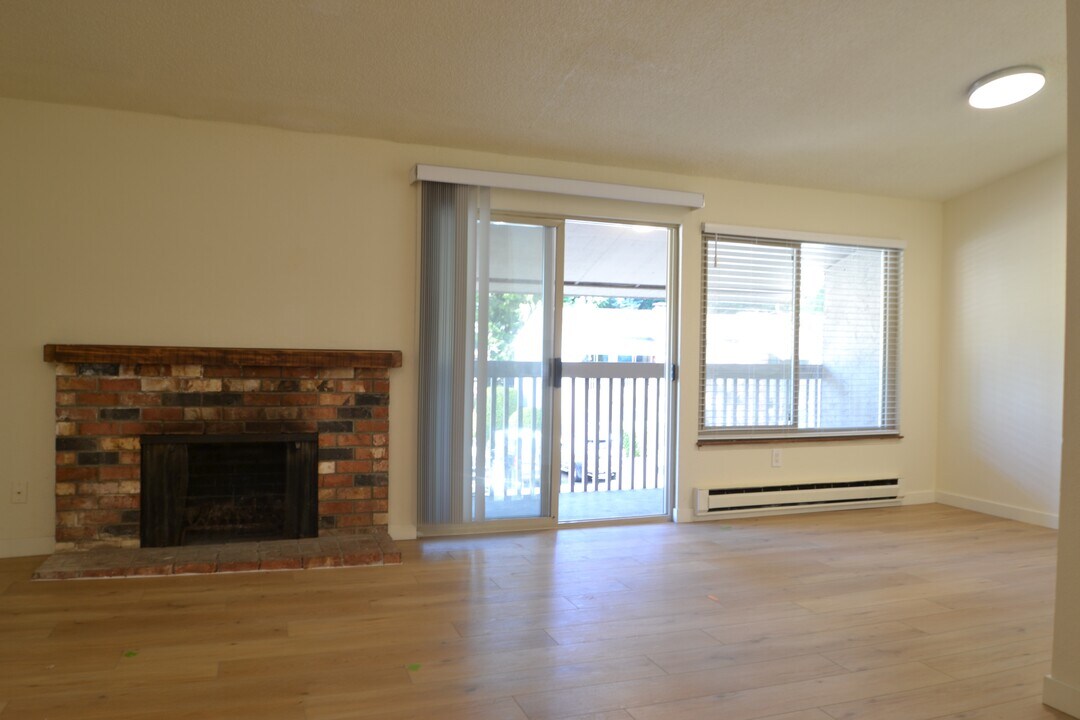 12703 NE 118th St in Kirkland, WA - Building Photo