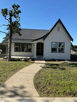 261 N Sierra Vista Ave in Fresno, CA - Building Photo