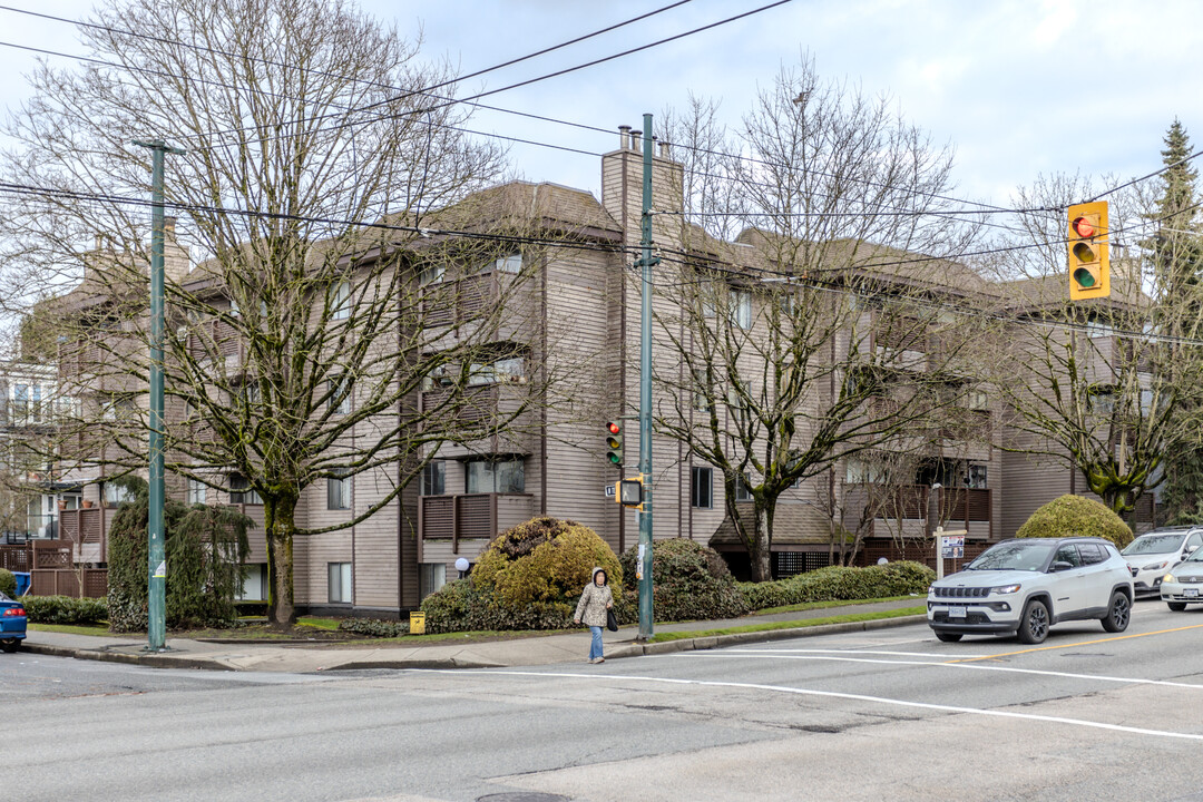 Harbour Reach in Vancouver, BC - Building Photo