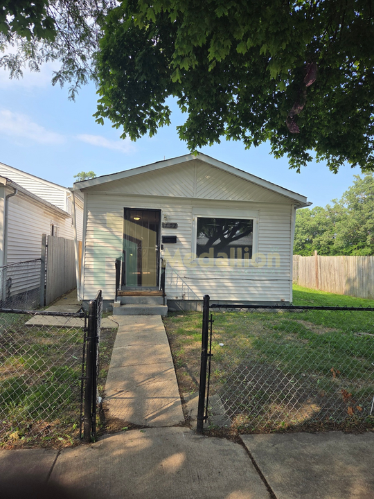 1702 W Edmaire St in Chicago, IL - Building Photo