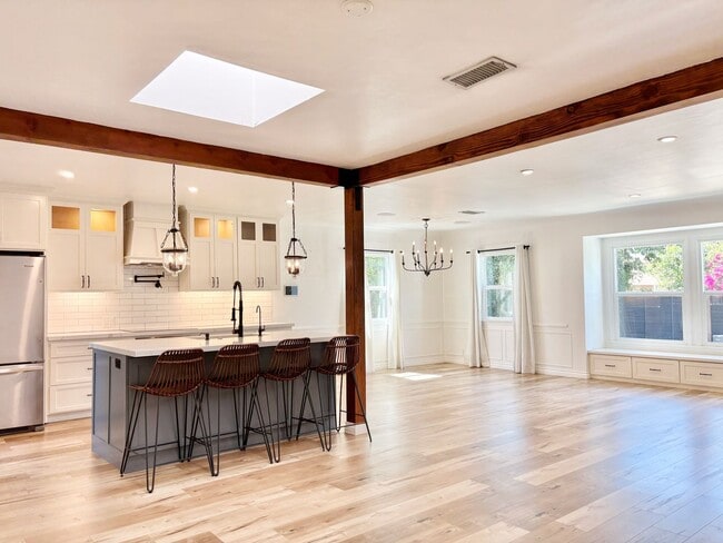 5542 Radford Ave in Los Angeles, CA - Building Photo - Building Photo