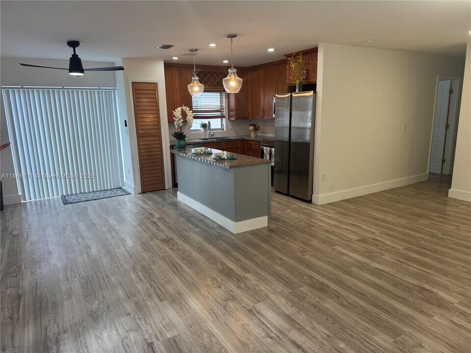 5209 NW 18th St in Lauderhill, FL - Building Photo