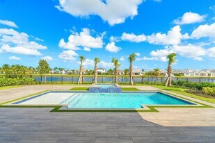 9237 Crestview Cir in Palm Beach Gardens, FL - Building Photo