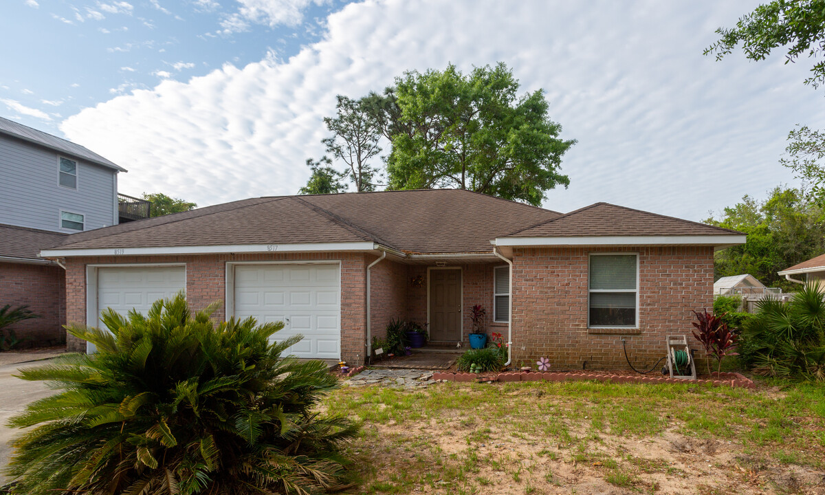 8517 Laredo St in Navarre, FL - Foto de edificio