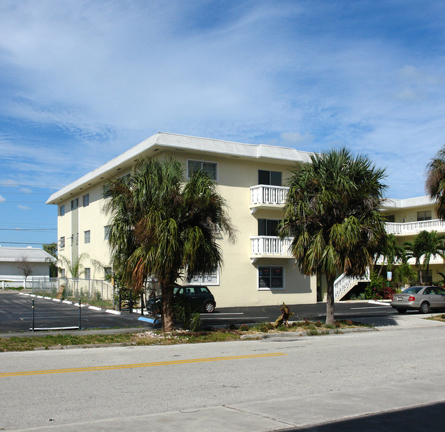 Hamilton Arms Apartments in Hollywood, FL - Building Photo - Building Photo