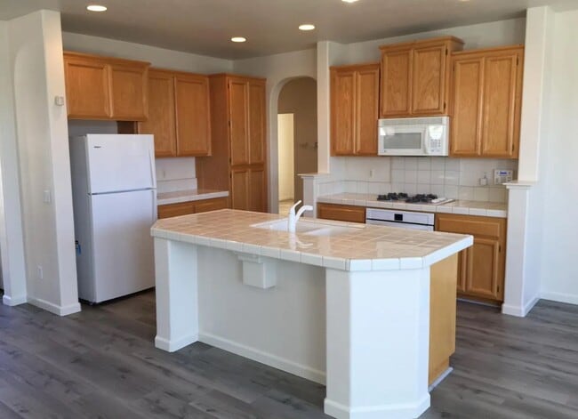 5921 Caddington Way in Sacramento, CA - Building Photo - Building Photo