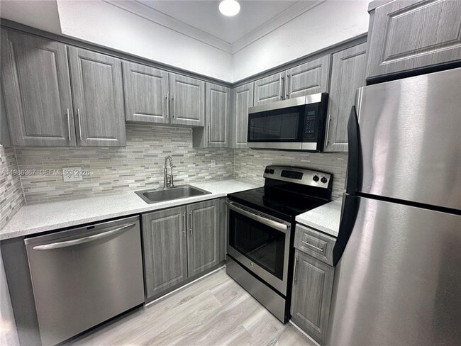 13984 NE 2nd Ct, Unit 323 in Miami, FL - Foto de edificio - Building Photo