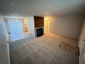 205 SE Sweetbriar Ln in Troutdale, OR - Building Photo - Building Photo