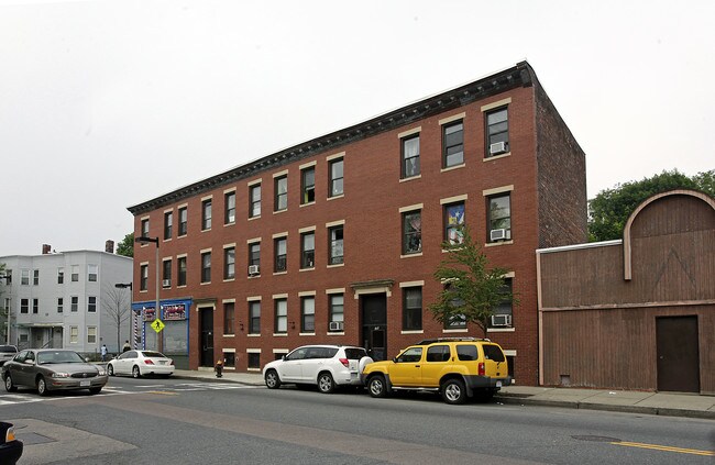 679-683 Washington St in Dorchester, MA - Foto de edificio - Building Photo