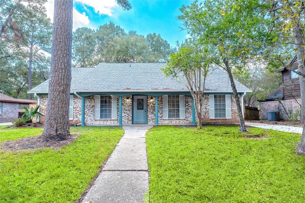 1942 Round Spring Dr in Humble, TX - Foto de edificio